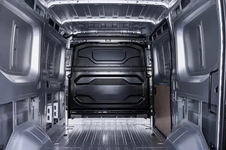 3943525 105kW 87kWh Acenta Chassis Cab Auto